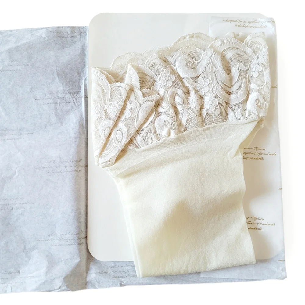 Victorias Secret Gold Crown 90s Deadstock Vintage‎ Lace Stockings in Cream